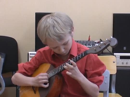 Кирилл играет на домре - 1